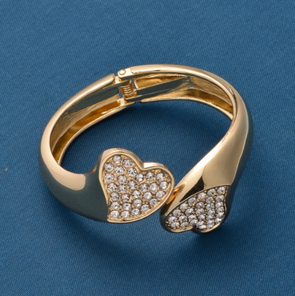 AUSTRIAN CRYSTAL HEART SHAPED BANGLE/CUFF BRACELET. FITS ALL SIZED WRISTS. - Picture 3 of 3